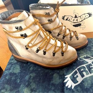 SOLD!! Freebird Hiker - Vintage look, size 10